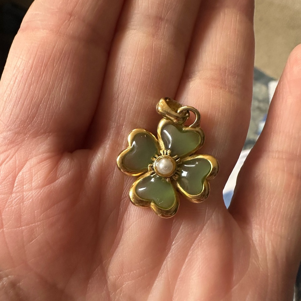 Elegant Gold and Green Clover Pendant Necklace